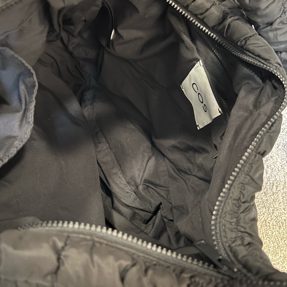 COS Large quilted messenger bag in black - Picture 3 of 6